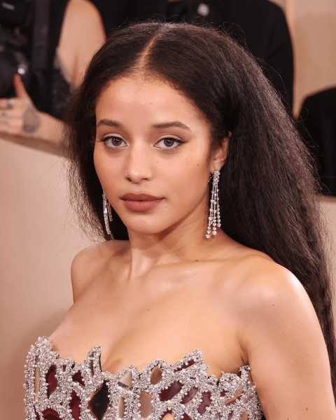 Blurred lips trend on actress